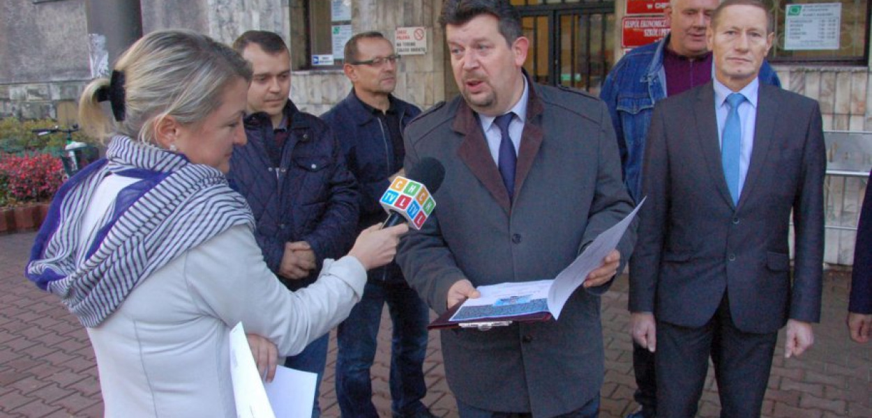 Na konferencji Krzysztof Kasperek rozdał dziennikarzom wniosek, jaki skierował do komisarza wyborczego w Krakowie