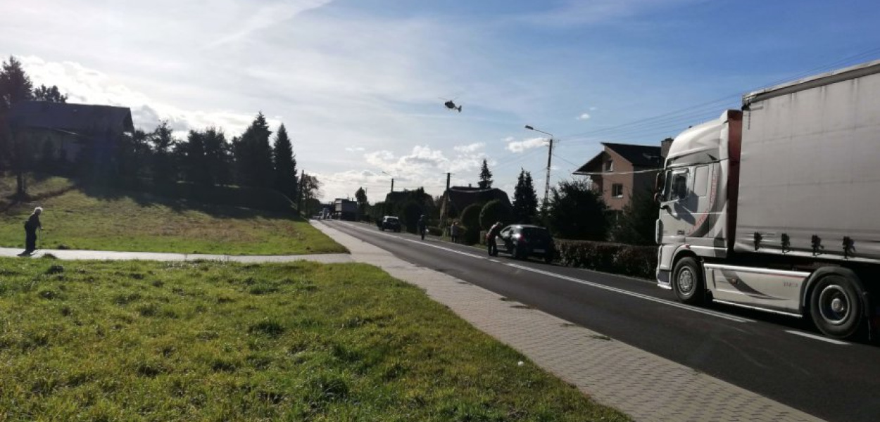 Śmigłowiec, zabierający rannego motocyklistę. FOT. ZDJĘCIE NADESŁANE PRZEZ CZYTELNIKA