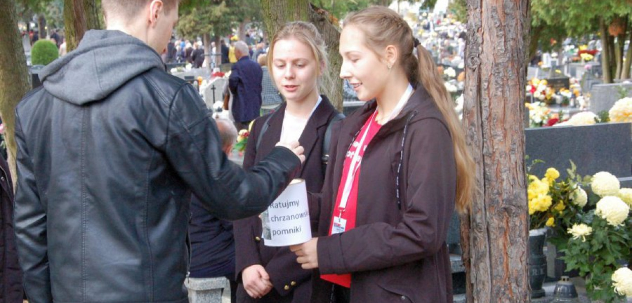 Z puszkami na chrzanowskim cmentarzu stoją licealistki