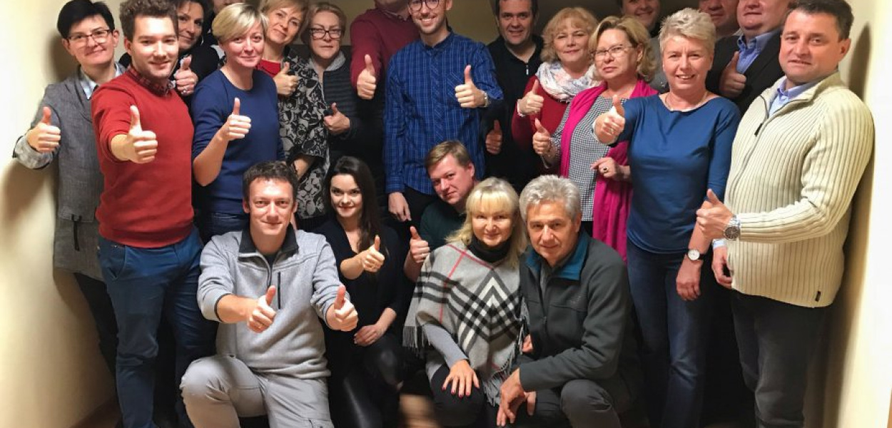 Wieczór wyborczy Roberta Maciaszka (w niebieskiej koszuli w środku)
