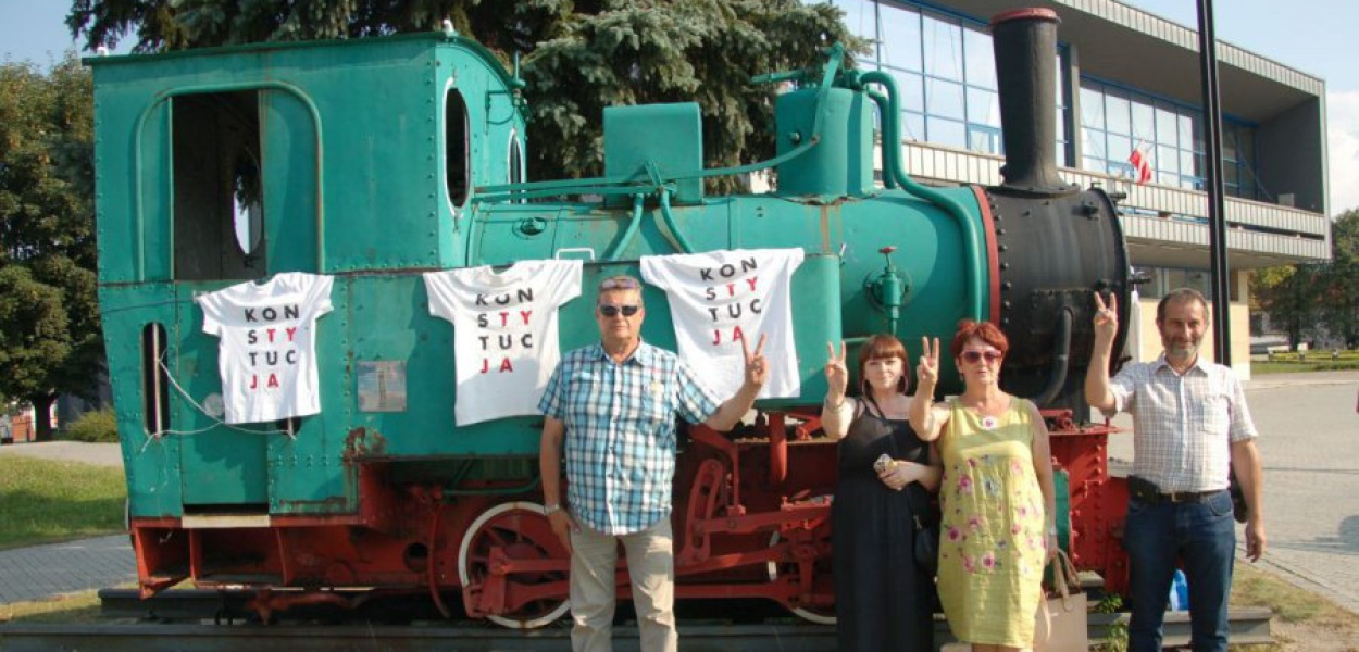 Uczestnicy sierpniowego happeningu podkreślali, że bronią konstytucji