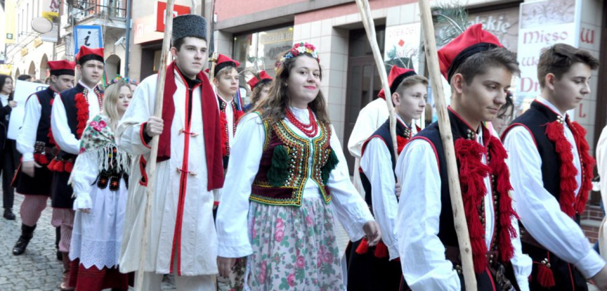 Uczestnicy korowodu idą z Rynku na Plac Tysiąclecia