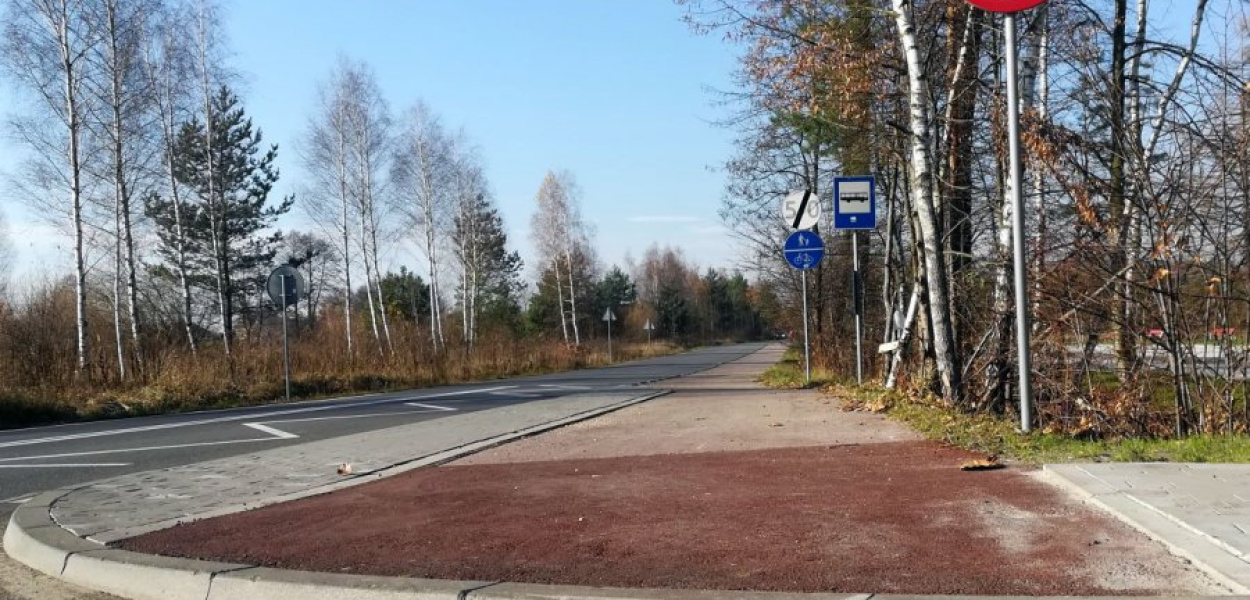 Rowerzyści z przyzwyczajenia jadą prosto, a tam na drodze nieoczekiwanie pojawia się krawężnik