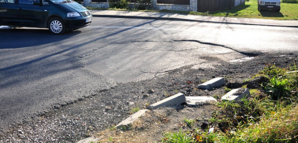 Zniszczone pobocze na skrzyżowaniu ulic Trzebińskiej i Chrzanowskiej w Pile Kościeleckiej