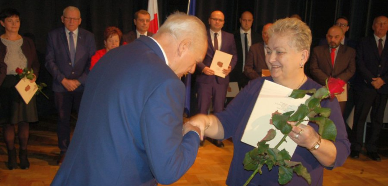 Radny-senior Kazimierz Saternus wręcza różę nowej koleżance z rady Łucji Proksie