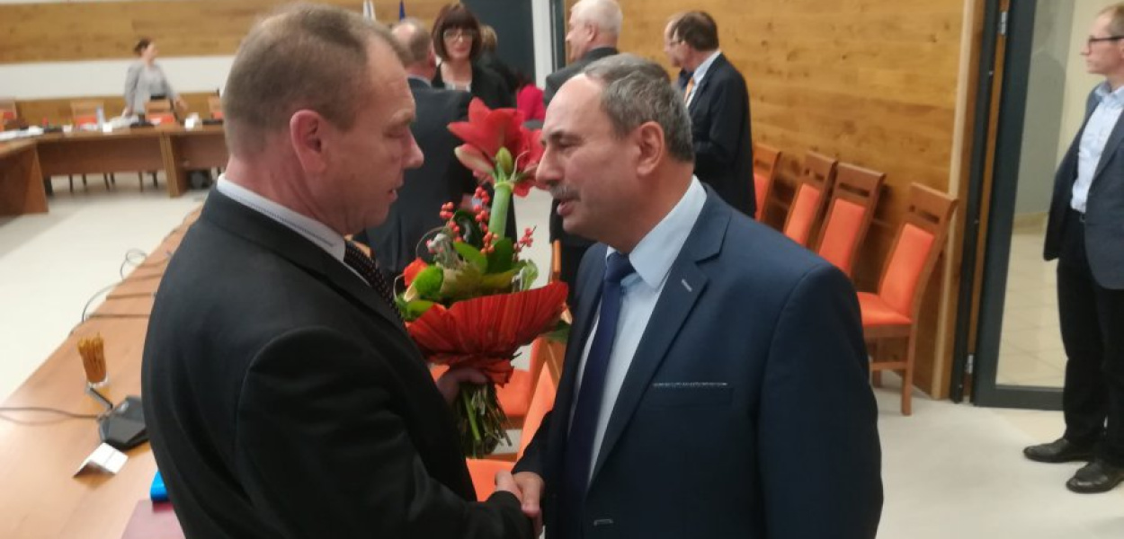 Nowy  przewodniczący rady Włodzimierz Korczyński (z prawej) gratuluje nowemu staroście Andrzejowi Urydze