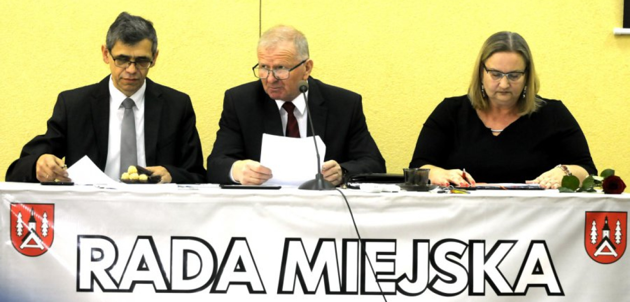 Nowe prezydium Rady Miejskiej w Alwerni: przewodniczący Henryk Kędziora (w środku) oraz wiceprzewodniczący - Marzena Kubica i Edward Majchrowski