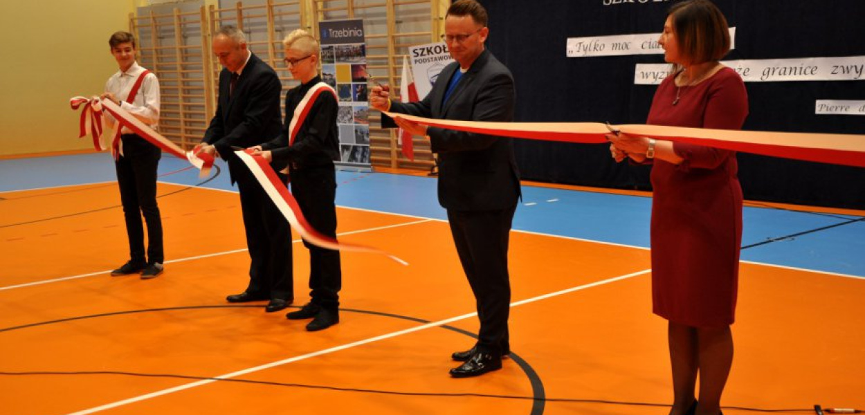 Wstęgę symbolicznie przecięli (od prawej): Agnieszka Godyń, dyrektor szkoły, Jarosław Okoczuk, burmistrz Trzebini, Kamil Piechowicz, przewodniczący szkoły oraz Jacek Woch, sołtys