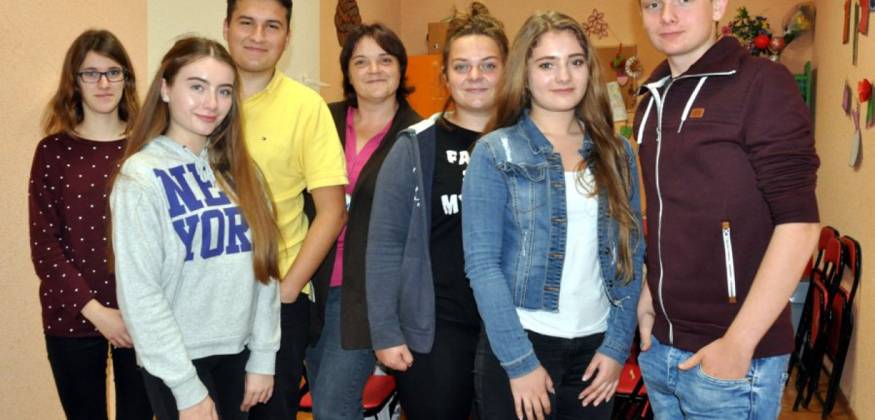 Aktywna Grupa Młodzieży w Jankowicach razem z sołtys Ewą Kozak