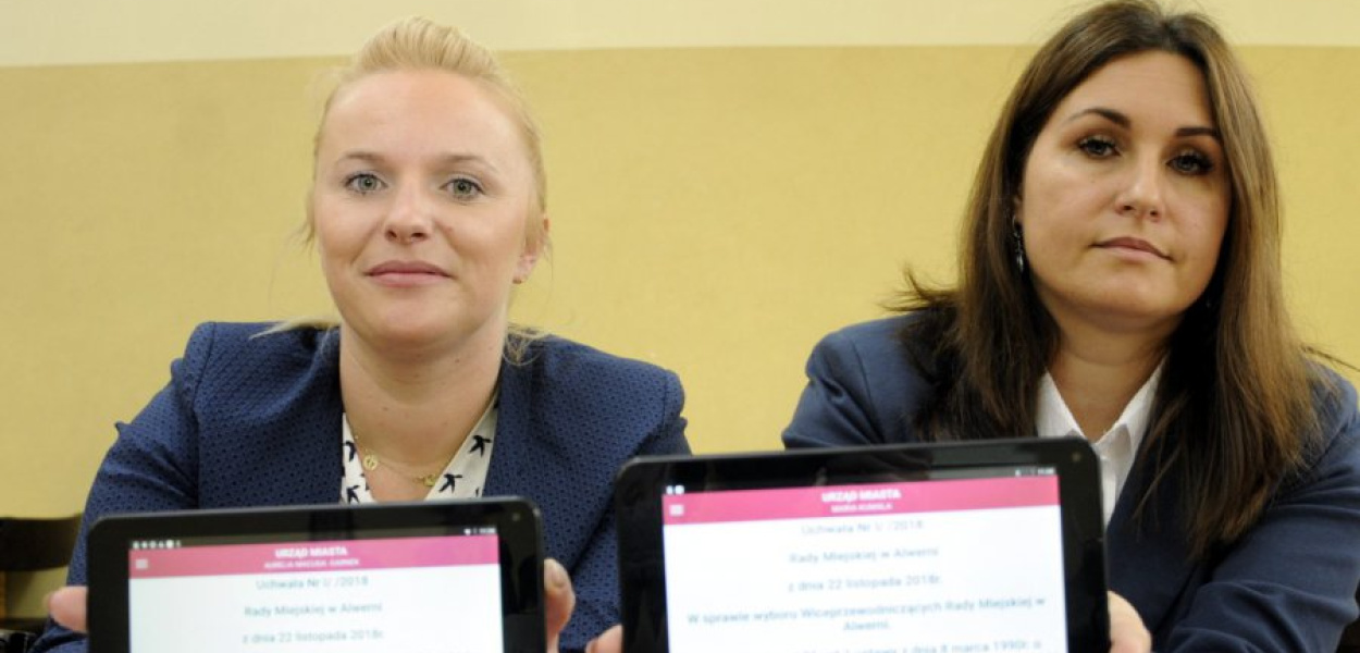 Radne: Aurelia Macuda-Garnek i Maria Kumala, prezentują służbowe tablety