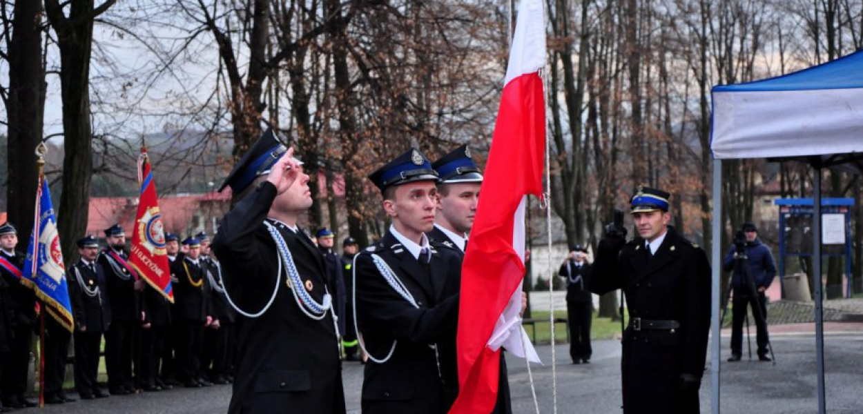 Ceremonię rozpoczęto od wciągnięcia flagi