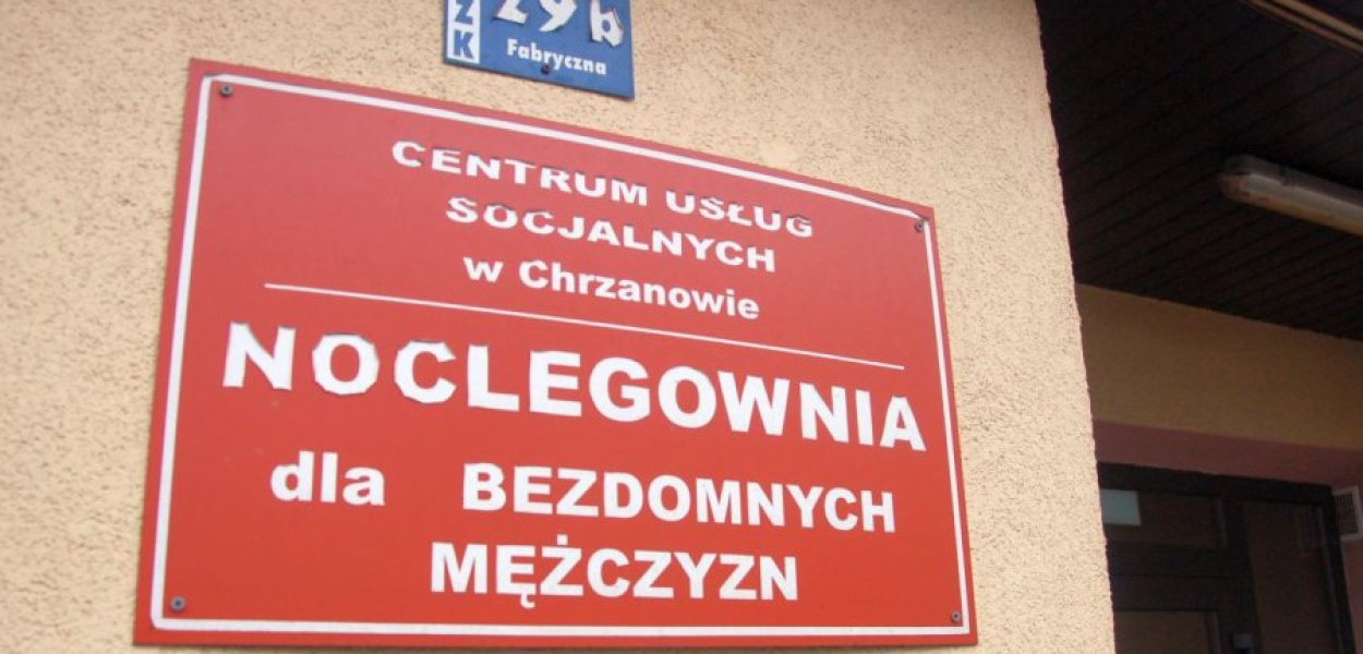 Noclegownia mieści się przy ulicy Fabrycznej w Chrzanowie. Przyjmuje tylko mężczyzn