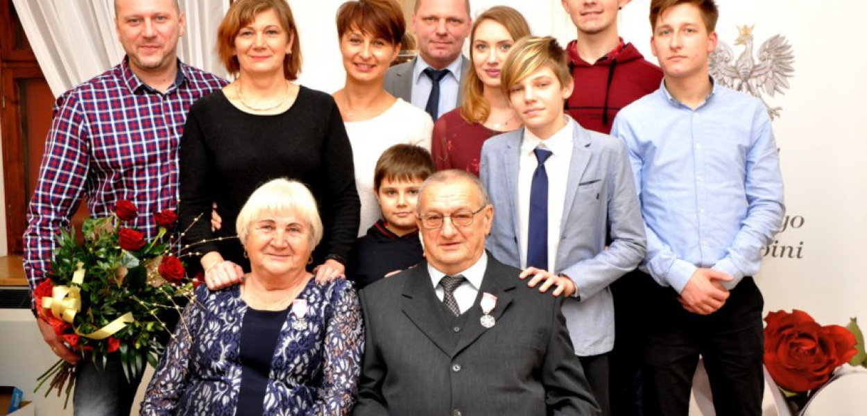 Krystyna i Kazimierz Rybiccy w towarzystwie najbliższej rodziny