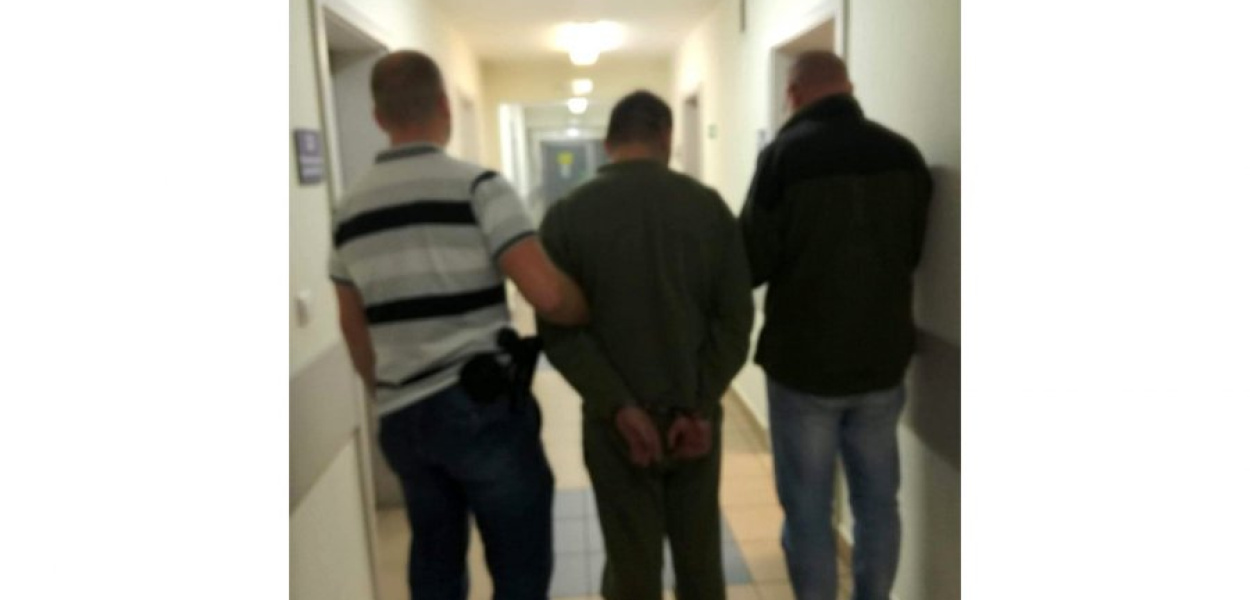 Podejrzany o zabójstwo podczas doprowadzenia do komendy. FOT. KPP w Chrzanowie