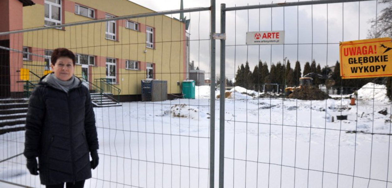 Dyrektor ZPO w Woli Filipowskiej Teresa Gorczyńska przy ogrodzeniu placu budowy