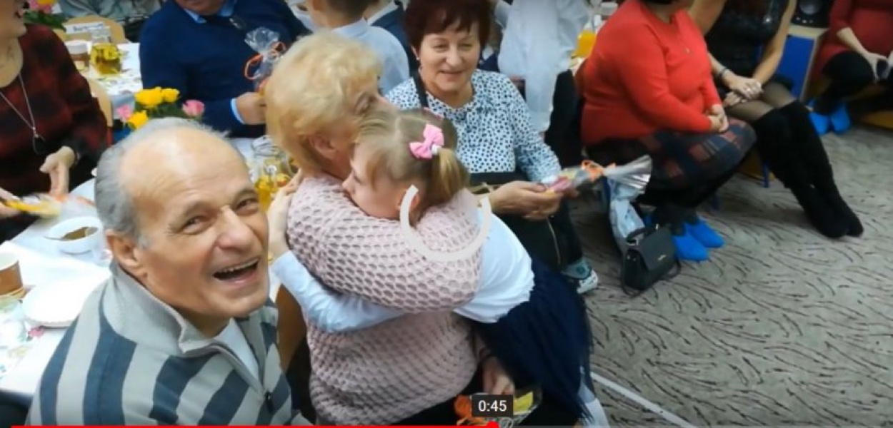 Na koniec imprezy dzieci wręczyły upominki swoim wyczekiwanym gościom