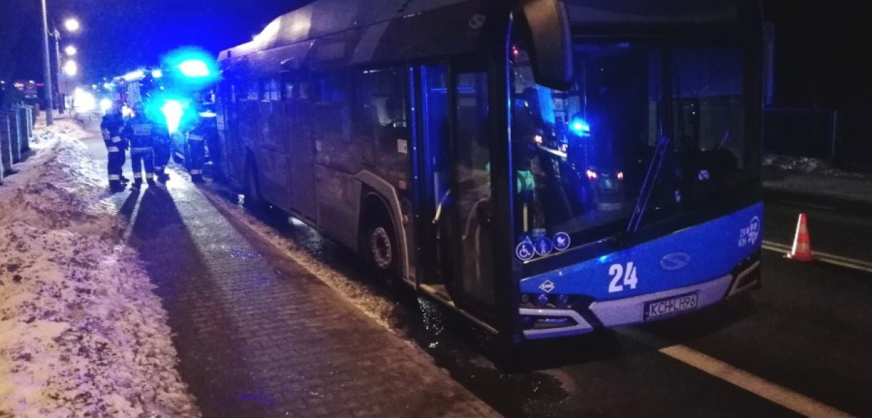 Kolizja autobusu miejskiego z osobowym mercedesem na ul. Długiej w Trzebini