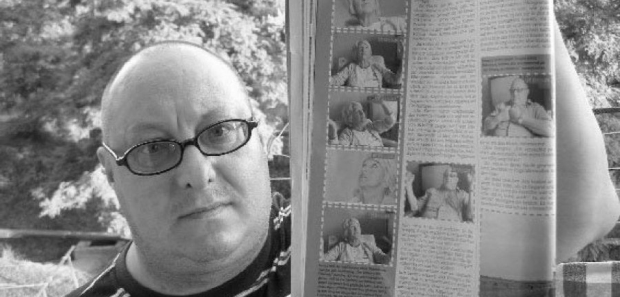   Grzegorz Brożek pokazuje artykuł z niemieckiej gazety, która o nim napisała
