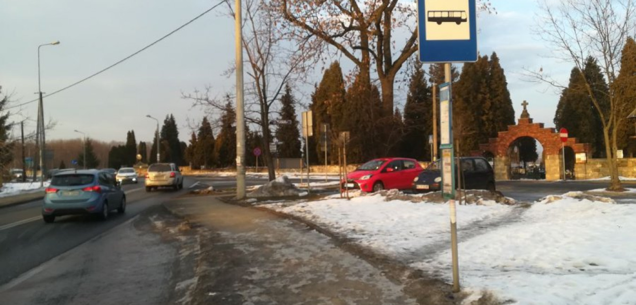 Na przystanku stoi tylko słupek z rozkładami jazdy autobusów linii A i 29 oraz pojazdów firmy Lajkonik