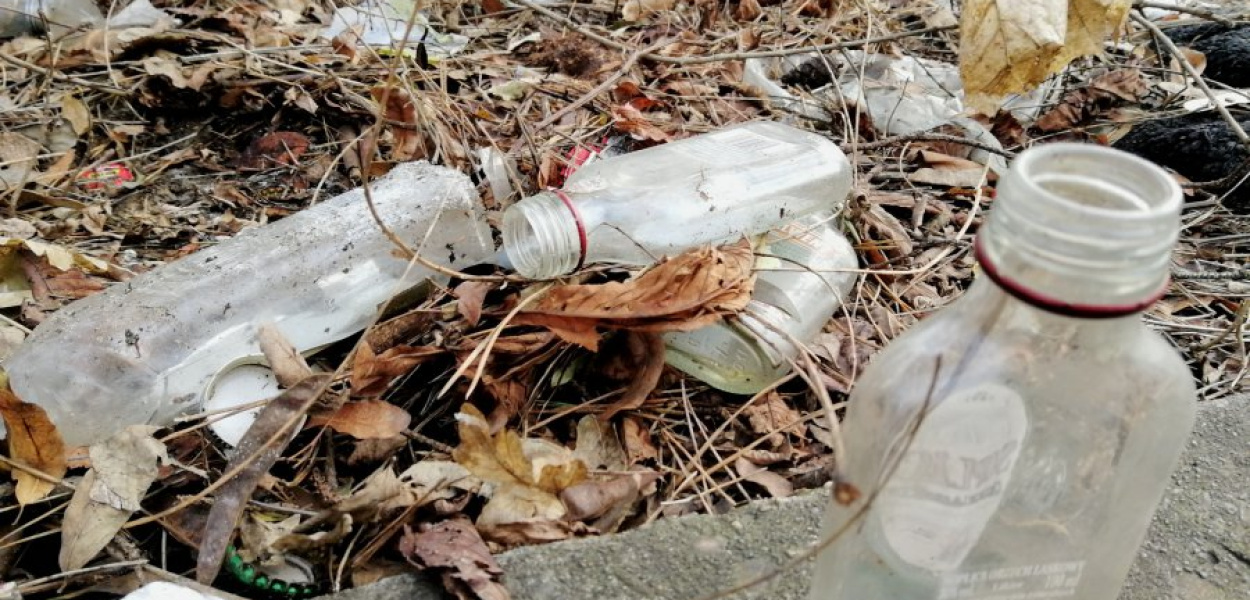 Na osiedlu Górka w Trzebini, po trawnikach walają się setki małych butelek po wódce