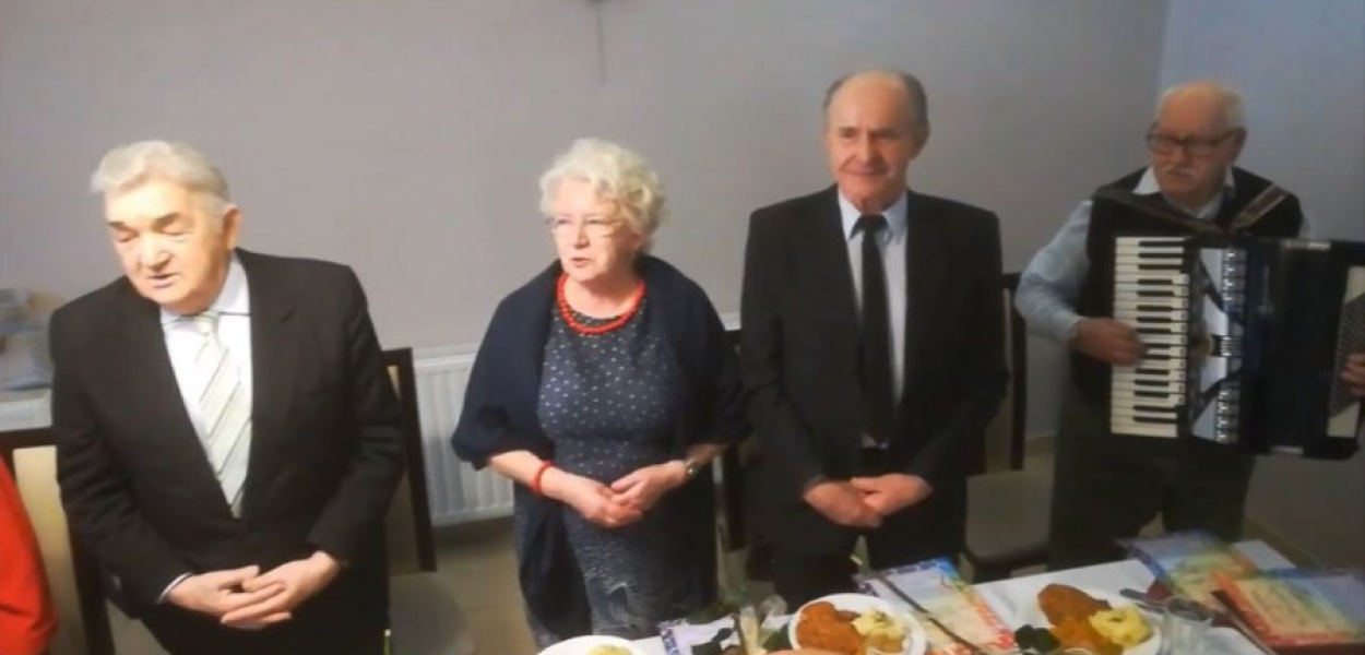 Chór zrzesza kilkanaście osób, którym przygrywa akordeonista