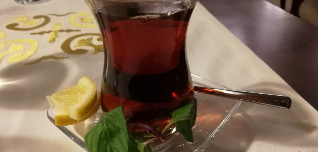 Mocna, aromatyczna herbata &quot;po turecku&quot;, obowiązkowo w szklaneczce w kształcie tulipana