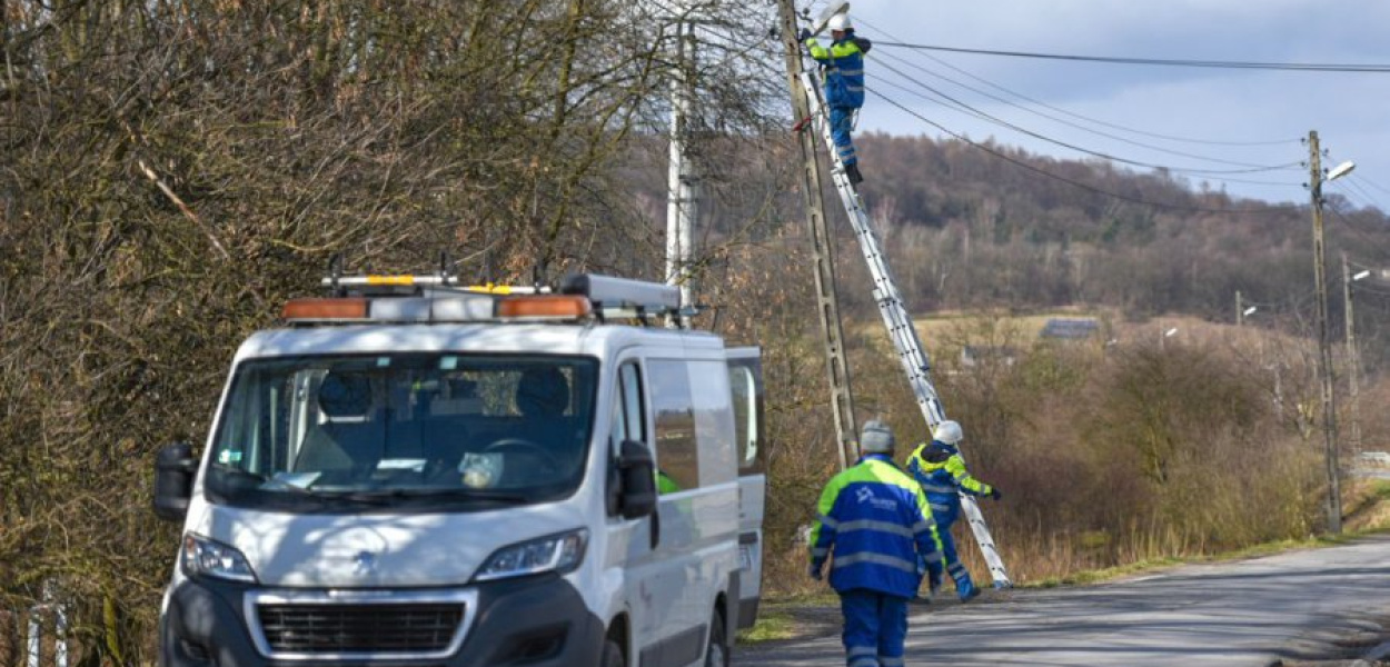 Od rana w kraju 2 tysiące energetyków Taurona pracuje w terenie, fot. Tauron