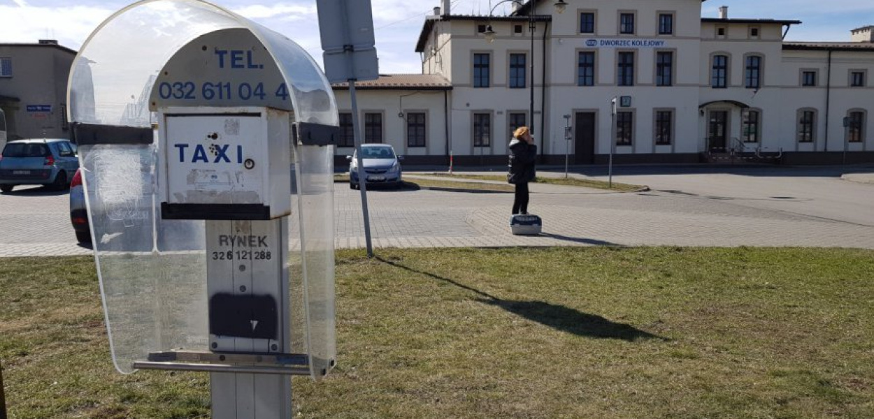 Telefon na postoju taksówek przy dworcu kolejowym milczy 