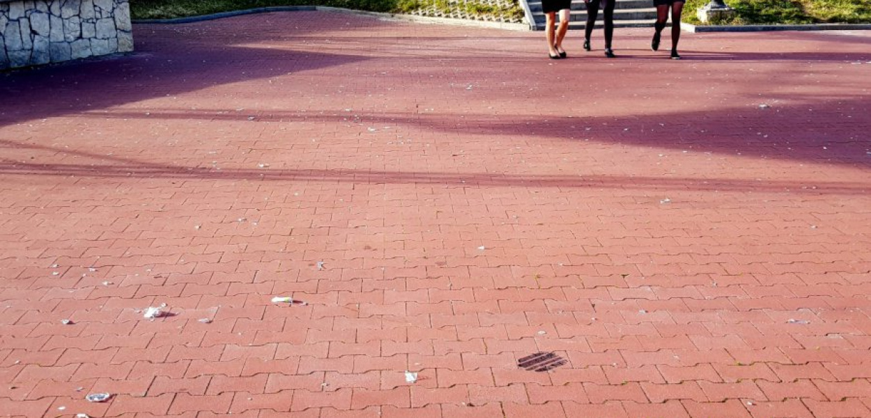 Setki odłamków szkła na placu przed sceną w centrum Myślachowic