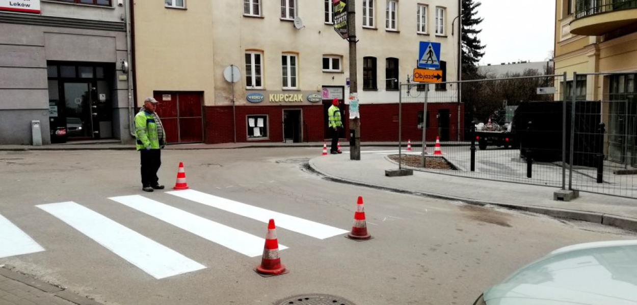 W czwartek, przed południem, drogowcy poprawiali pasy na przejściach dla pieszych na ul. Kadłubek i 29 Listopada, obok naszej redakcji.