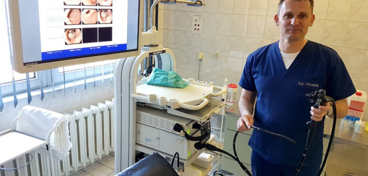 Lekarz Tomasz Kowalik, kierownik pracowni endoskopii przy kolumnie endoskopowej za 134,1 tys. zł, umożliwiającej przeprowadzanie badań zarówno gastroskopowych, jak i kolonoskopowych