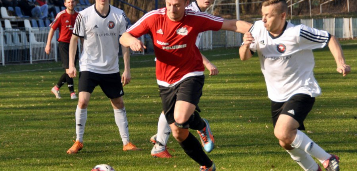 Dominik Dabek (przy piłce) zdobył jedną z bramek dla Świtu w meczu z Garbarnią II Kraków
