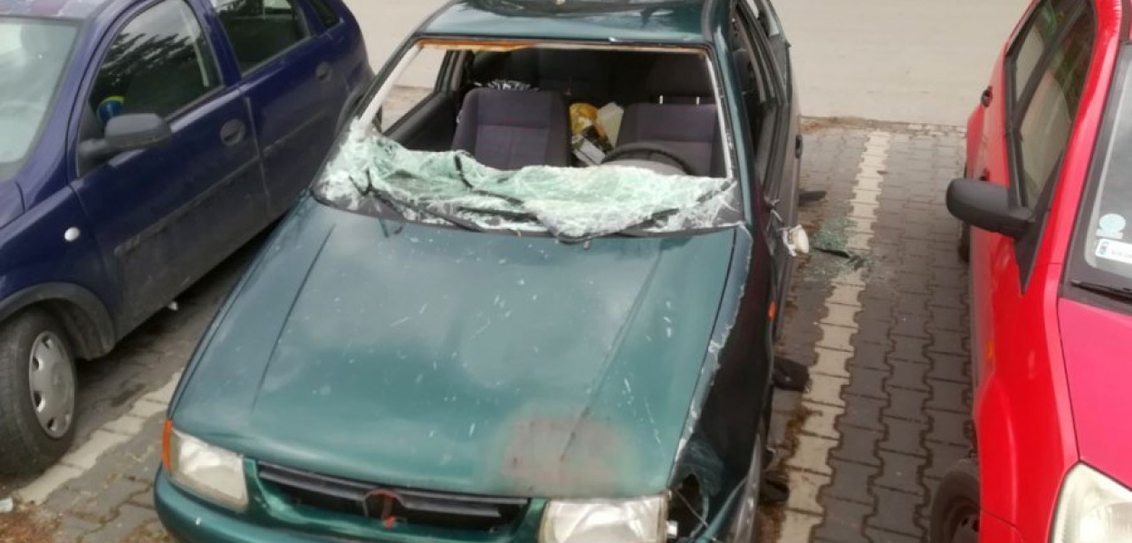Zdezelowany pojazd stoi na parkingu przy budynku TBS-u
