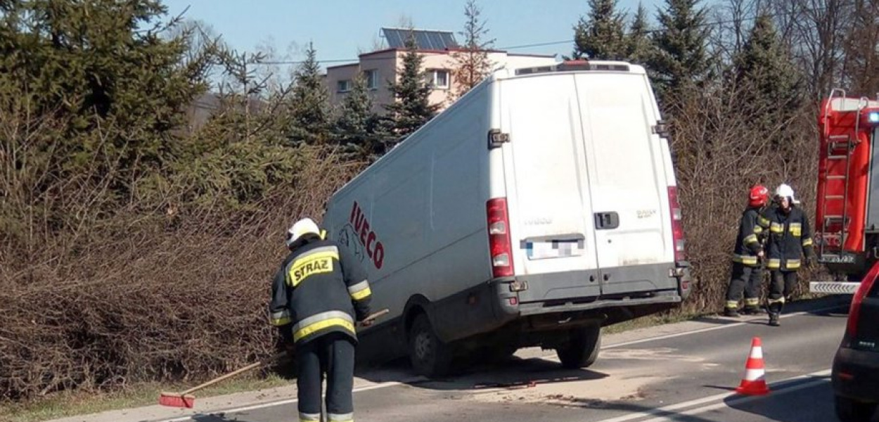Samochód dostawczy stoczył się do rowu. Fot. OSP Krzeszowice
