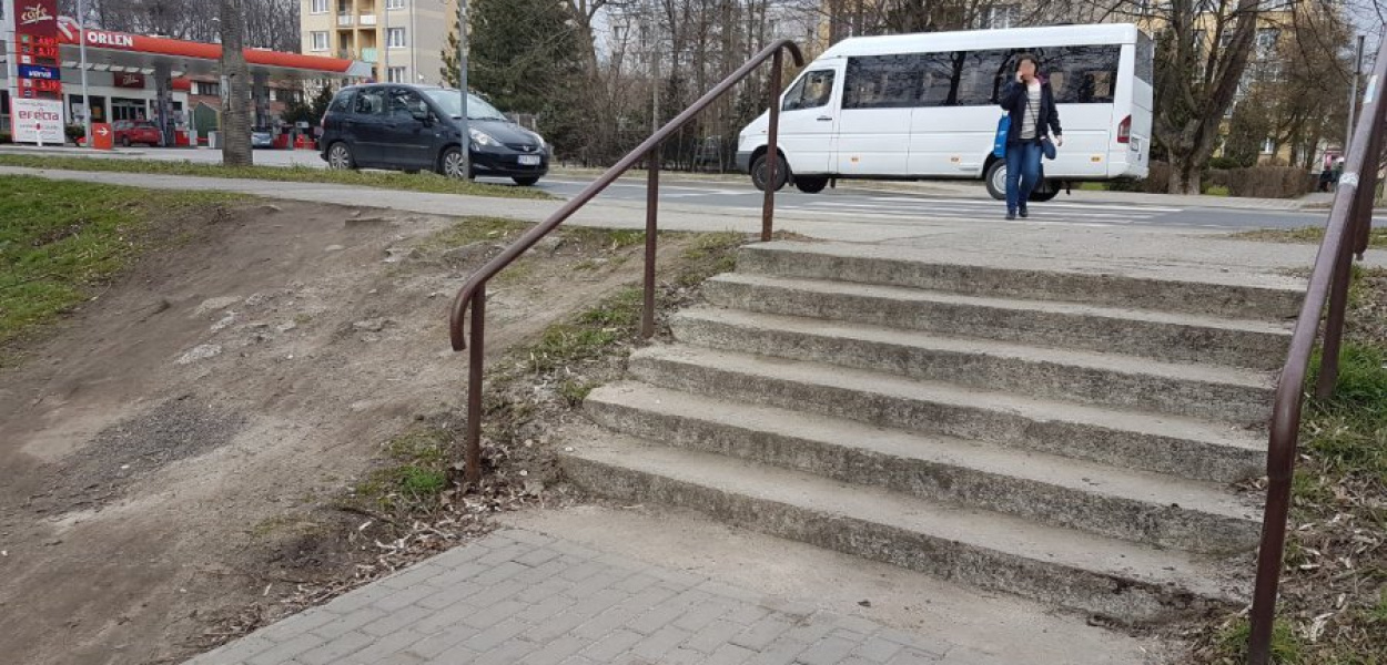 Zejście z drogi krajowej na ogródki działkowe to kłopot dla rodziców z dziećmi w wózkach i niepełnosprawnych