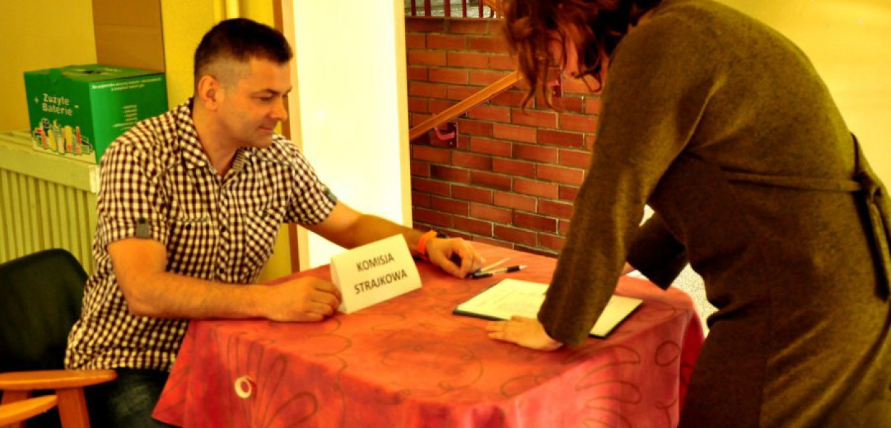 Adrian Piórko i Beata Ubik, nauczyciele z trzebińskiej &quot;ósemki&quot;, podczas zbierania podpisów od osób, które zdecydowały się na strajk