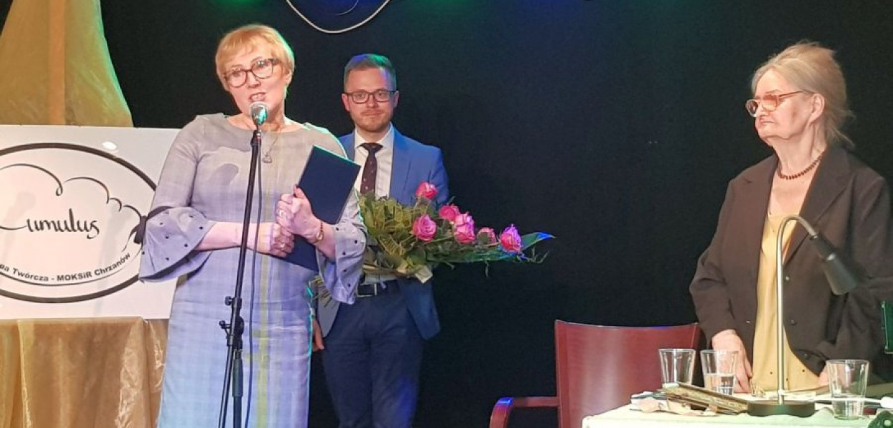 Życzenia poetce składa wiceburmistrz Jolanta Zubik