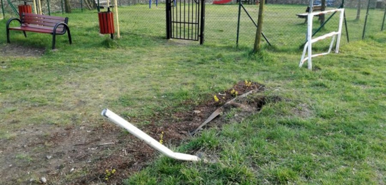 Zdewastowane barierki przy placu zabaw na os. Kąty. Fot. z archiwum Romana Madejskiego