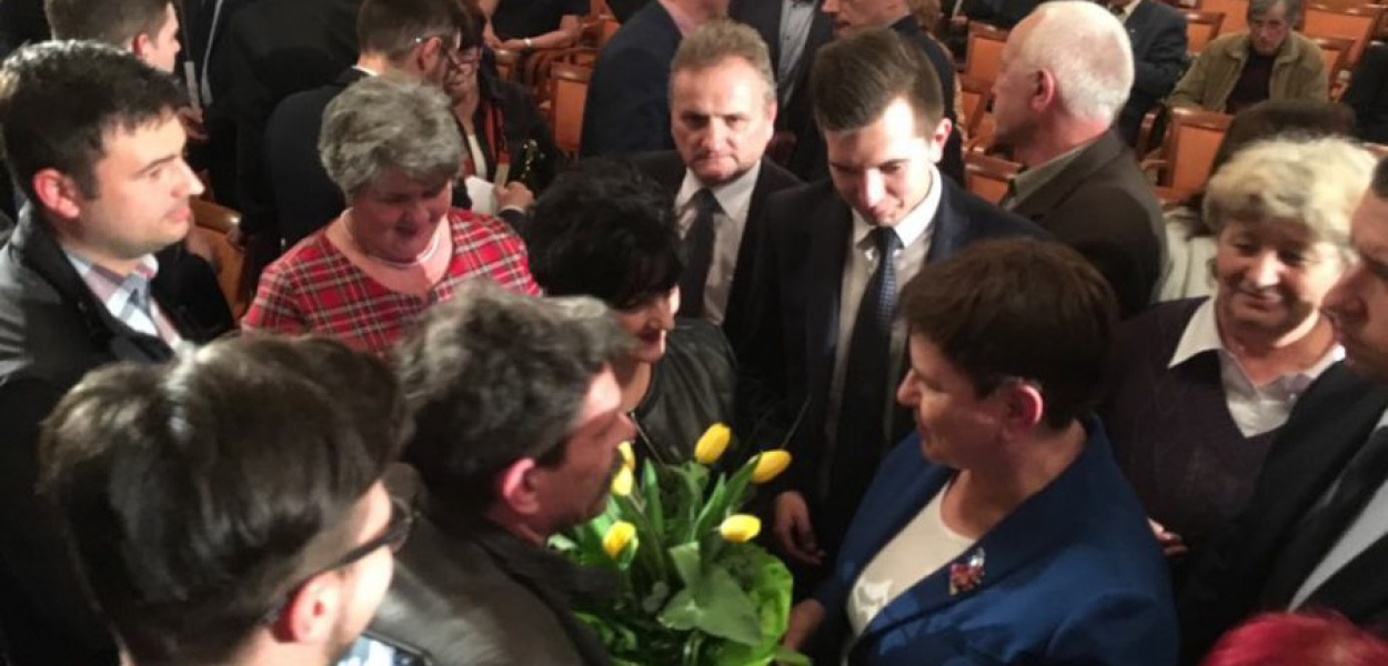 Beatę Szydło obdarowywano dziś w Chrzanowie kwiatami