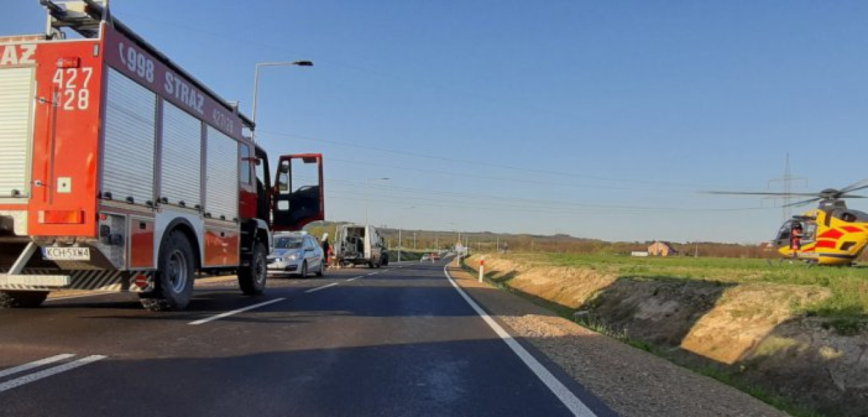 Śmigłowiec zabrał motocyklistę do szpitala. FOT. PSP Chrzanów