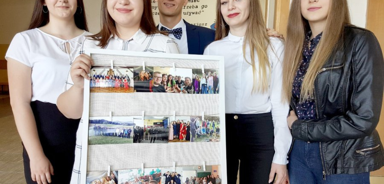 Uczniowie III klasy II LO w Chrzanowie: Emilia Wroblewska, Anna Nowotarska, Jakub Bańdo, Magdalena Pastwa i Julia Zając zakończyli w piątek szkołę