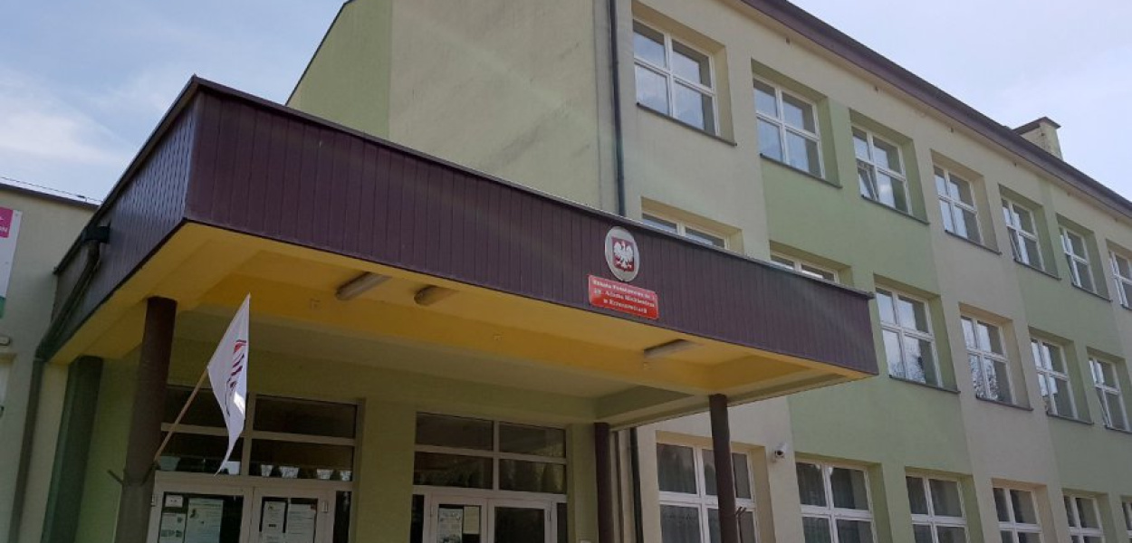 Podobnie jak w wielu innych placówkach, także w Szkole Podstawowej nr 2 w Krzeszowicach od poniedziałku zaczną się normalne lekcje