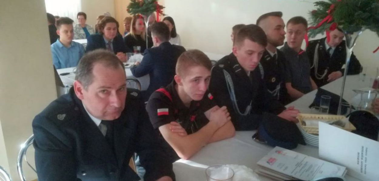 Strażacy z OSP Libiąż w remizie, która zostanie zmodernizowana dzięki funduszom z programu 