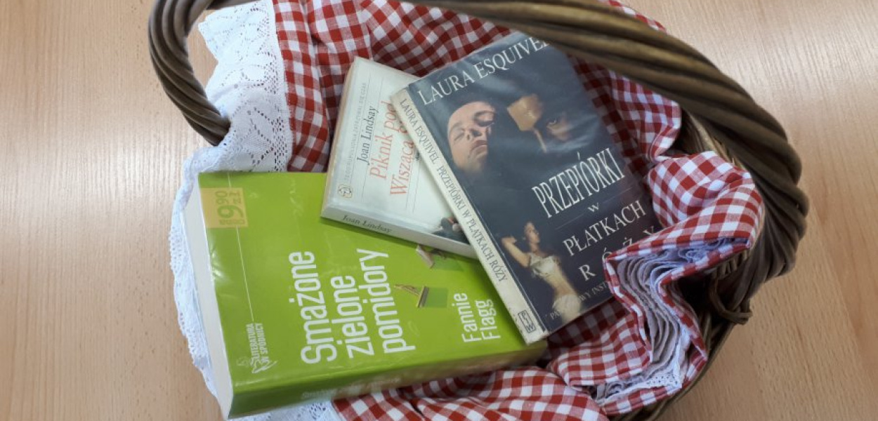 W koszu piknikowym bibliotekarki nie może zabraknąc  książek