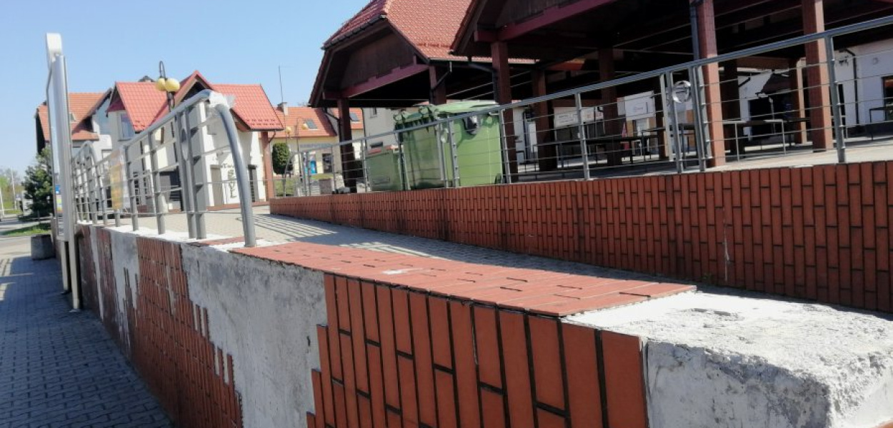 Gmina Trzebinia nie ma pieniędzy na naprawę odpadających płytek