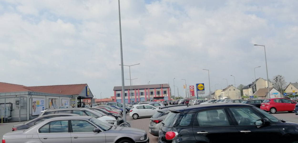 Na parkingach pod supermarketami brakuje miejsc