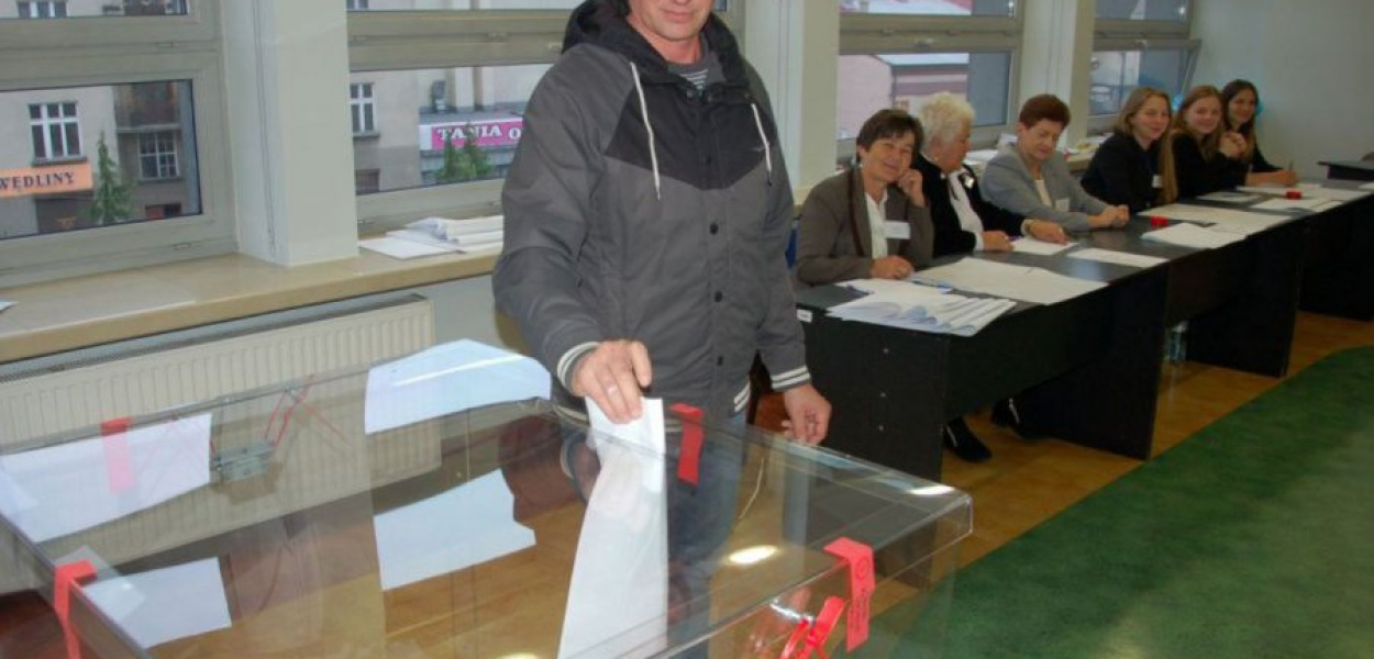 Członkowie komisji wyborczej w chrzanowskim MOKSiR-ze w trakcie głosowania podczas jesiennych wyborów samorządowych