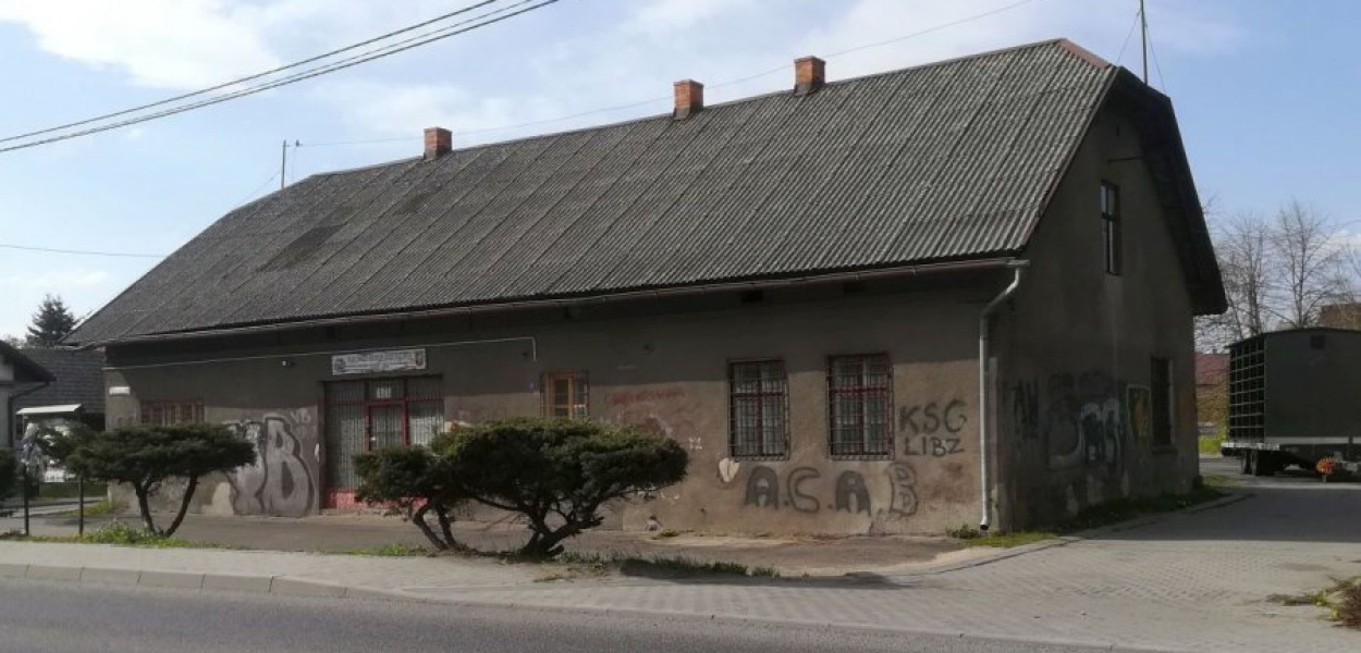 Budynek stoi na rogu ulic Krakowskiej i 25 Stycznia