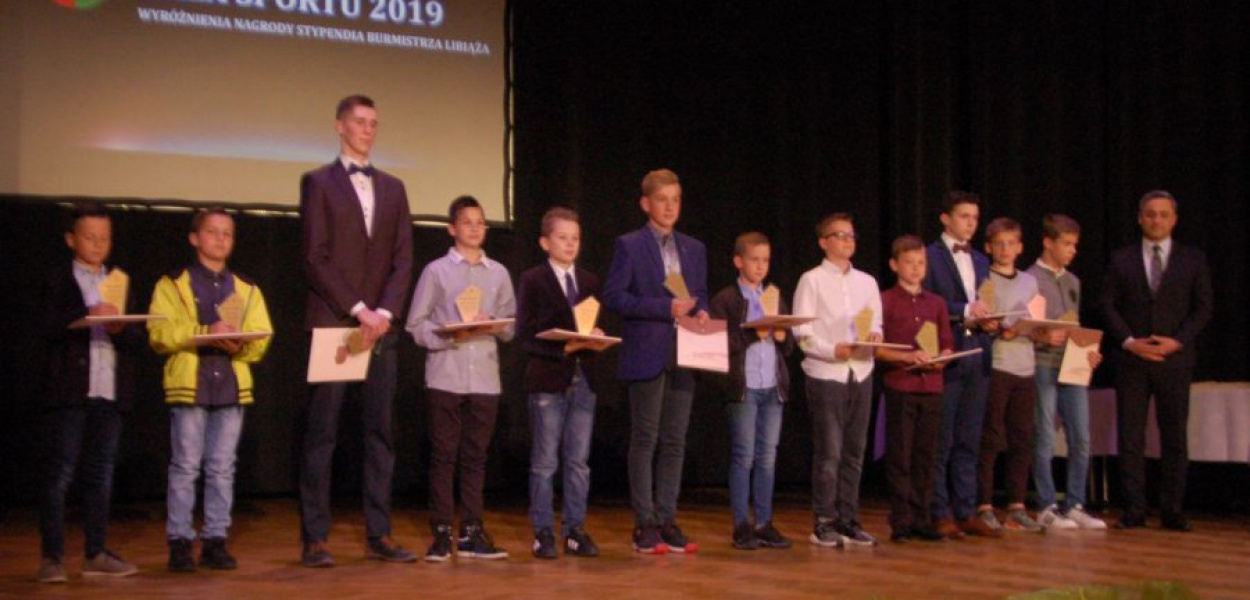 Wyróżnieni sportowcy na scenie Libiąskiego Centrum Kultury