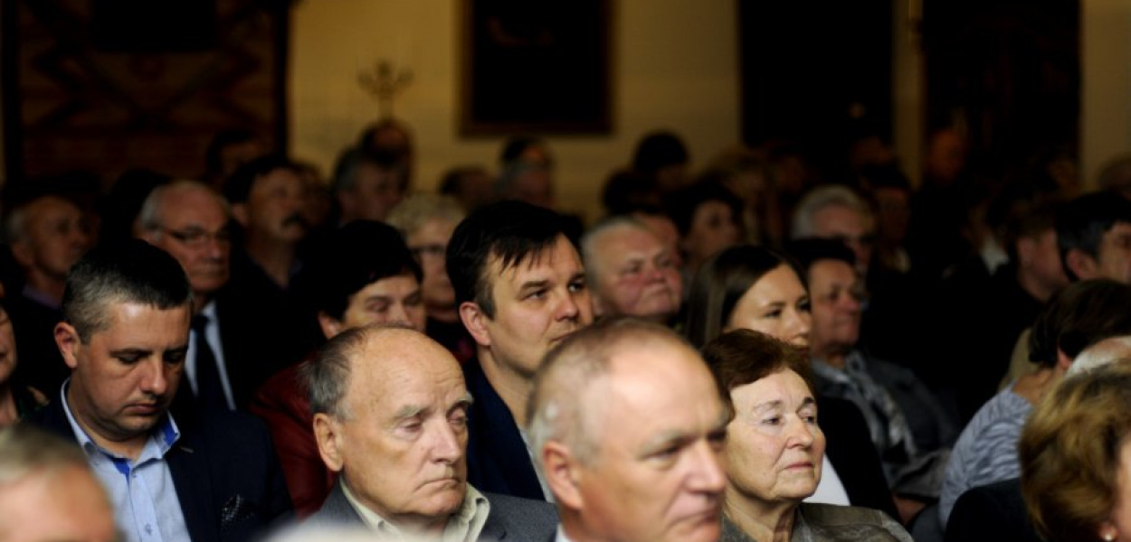 Pełna sala Domu Ludowego w Kwaczale podczas uroczystej sesji rady miejskiej z okazji 150-lecia tamtejszej biblioteki